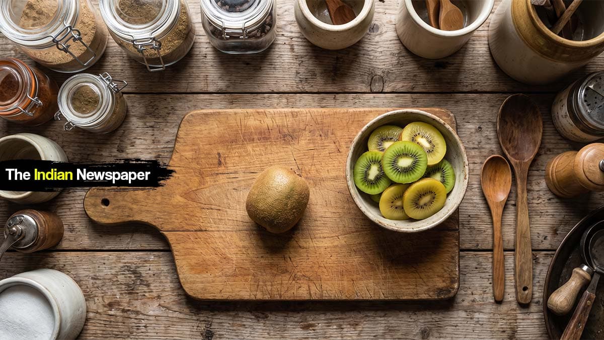कीवी (Kiwi): छोटा हरा सुपरफल – विटामिन C और पाचन का पावरहाउस