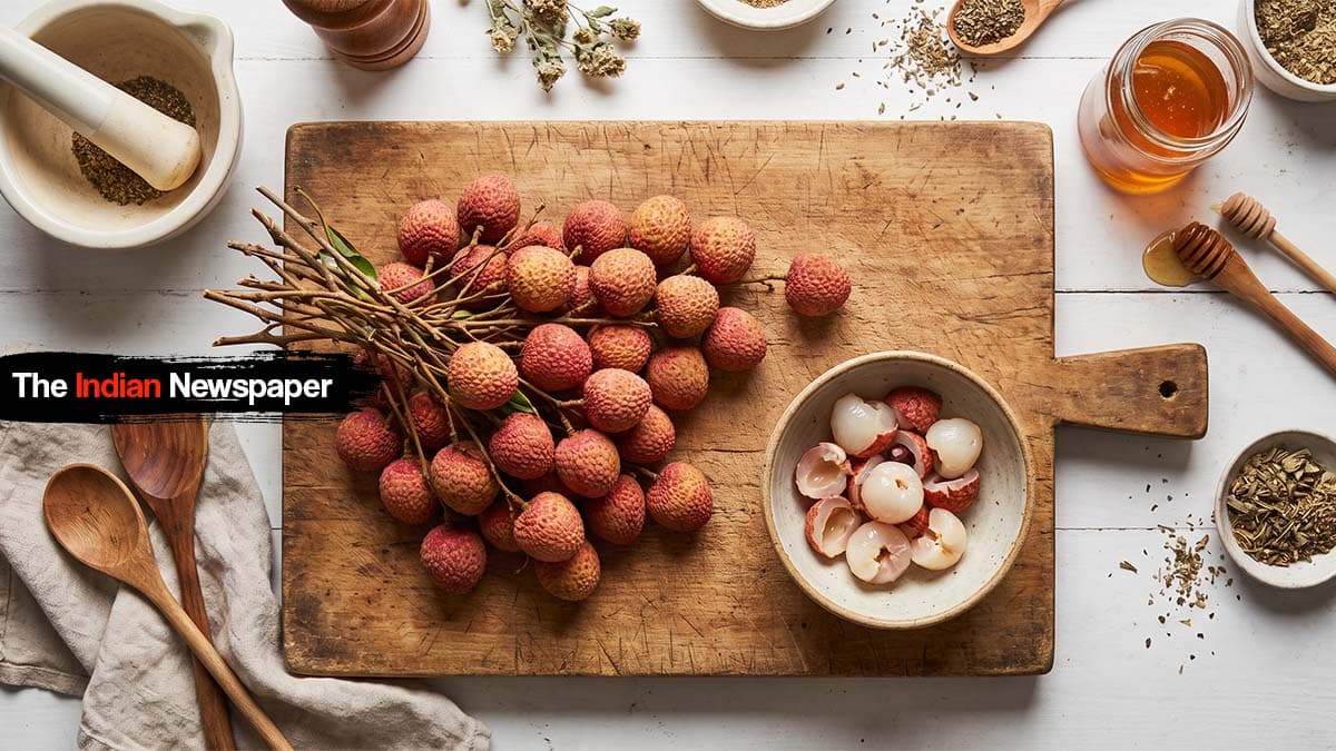 लीची (Lychee): गुलाबी-लाल रसदार फल – विटामिन C और गर्मियों का राजा
