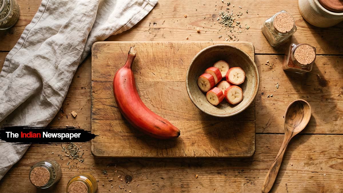 रेड बनाना (Red Banana): लाल छिलके वाला मीठा केला – एनर्जी और पोटैशियम का स्वादिष्ट स्रोत