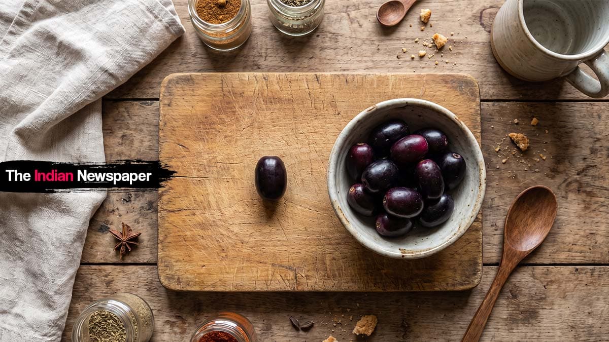 जामुन (Jamun / Indian Black Plum): काला रंग, खट्टा-मीठा स्वाद – डायबिटीज और पाचन का