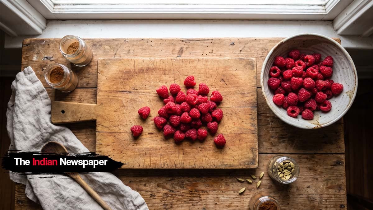 रास्पबेरी (Raspberry): छोटी लाल सुपरबेरी – हाई फाइबर और एंटीऑक्सीडेंट का खजाना