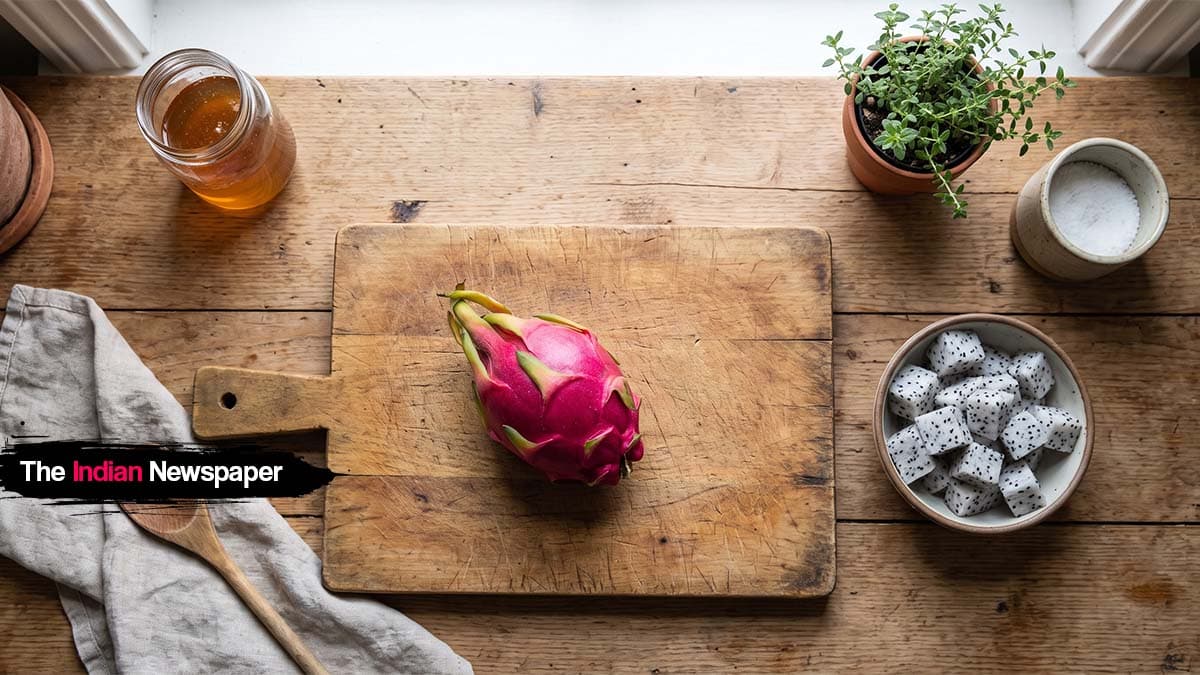 ड्रैगन फ्रूट (Dragon Fruit / पिटाया): अनोखा कैक्टस फल – कम कैलोरी, फाइबर और विटामिन का आकर्षक स्रोत